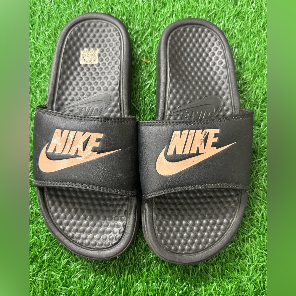 Nike Women’s Black Textured Slides Size 6